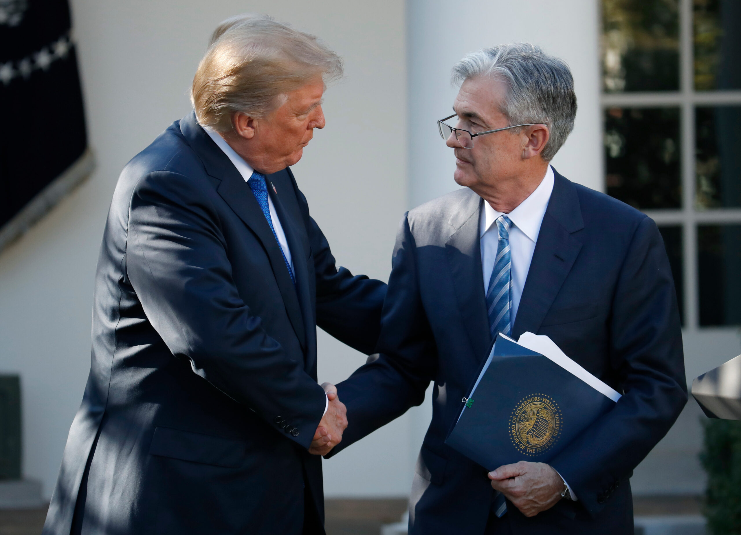 Fed, Bce e governatori banche centrali: piena solidarietà a Powell Fed, Bce e governatori banche centrali: piena solidarietà a Powell