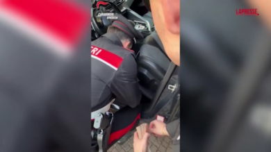Brescia, fermato per controlli viene trovato con 440mila euro in contanti: il video delle mazzette