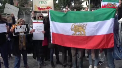 Iran, protesta a Roma davanti all’ambasciata: “Governo italiano si esprima contro il regime”