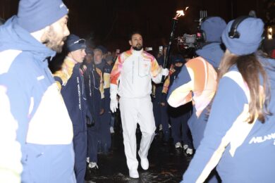 Milano Cortina 2026, polemica tedofori. Fauner: “Hanno preferito l’Uomo Gatto”. Fondazione: “Rispettati i requisiti”