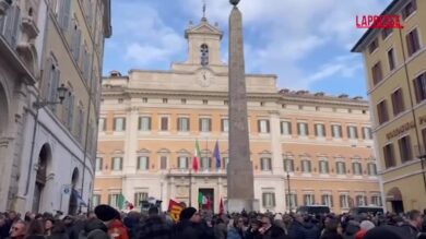 Sciopero taxi, corteo a Montecitorio: fumogeni e striscioni contro il governo