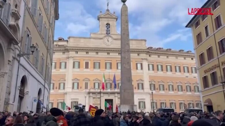 Sciopero taxi, corteo a Montecitorio: fumogeni e striscioni contro il governo