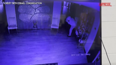 Mississipi, versa una tanica di benzina e appicca un incendio nella sinagoga di Jackson: il video delle telecamere di sicurezza