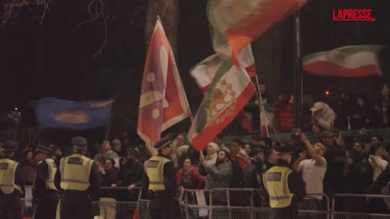 Londra, centinaia di persone si radunano davanti all'ambasciata iraniana