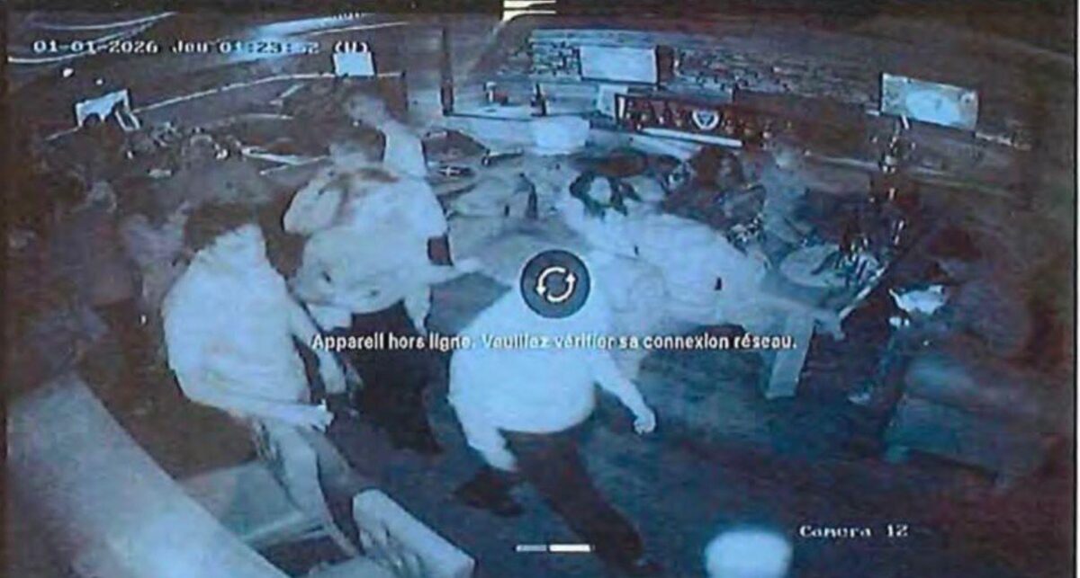 Crans-Montana, niente domiciliari per Jessica Moretti: solo misure sostitutive. Nelle immagini delle telecamere un tavolo blocca un’uscita