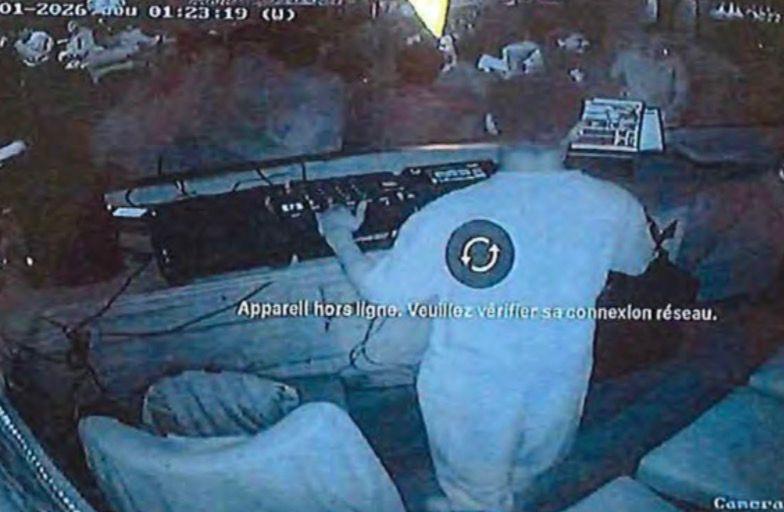 Crans-Montana, niente domiciliari per Jessica Moretti: solo misure sostitutive. Nelle immagini delle telecamere un tavolo blocca un’uscita