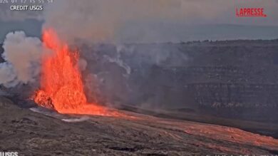 Hawaii, l'impressionante fontana di lava all'interno del vulcano Kilauea