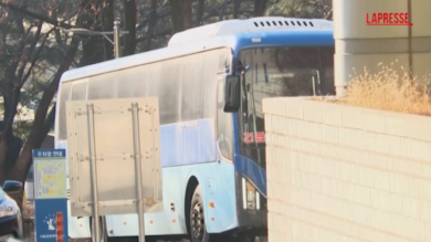 Corea del Sud, l'ex presidente Yoon arriva in tribunale a Seul