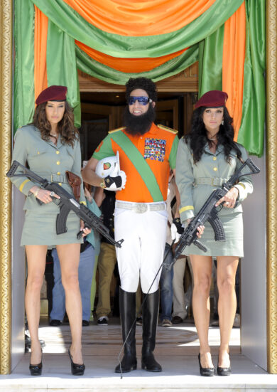 Sacha Baron Cohen durante un photocall per il film Il dittatore al 65° Festival Internazionale del Cinema di Cannes, nel sud della Francia, mercoledì 16 maggio 2012. (AP Photo/Jonathan Short) Jessica Moretti accanto a Sacha Baron Cohen (dx)