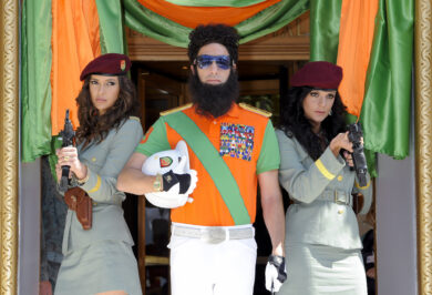 Sacha Baron Cohen durante un photocall per il film Il dittatore al 65° Festival Internazionale del Cinema di Cannes, nel sud della Francia, mercoledì 16 maggio 2012. (AP Photo/Jonathan Short) Jessica Moretti accanto a Sacha Baron Cohen (dx)