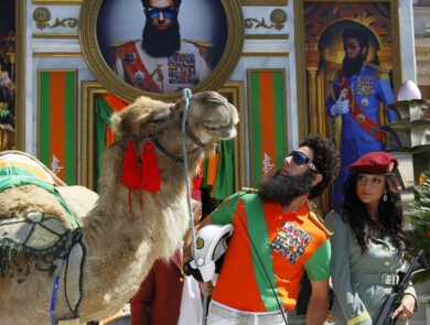Sacha Baron Cohen durante un photocall per il film Il dittatore al 65° Festival Internazionale del Cinema di Cannes, nel sud della Francia, mercoledì 16 maggio 2012. (AP Photo/Jonathan Short) Jessica Moretti accanto a Sacha Baron Cohen (dx)