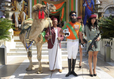 Sacha Baron Cohen durante un photocall per il film Il dittatore al 65° Festival Internazionale del Cinema di Cannes, nel sud della Francia, mercoledì 16 maggio 2012. (AP Photo/Jonathan Short) Jessica Moretti accanto a Sacha Baron Cohen