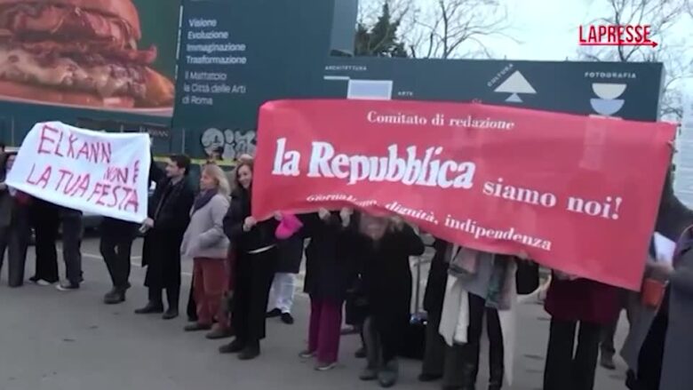 Protesta dei giornalisti di Repubblica alla mostra per i 50 anni: “Elkann, non è la tua festa”