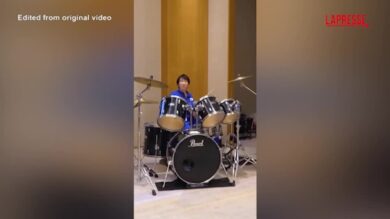 La premier giapponese e il presidente coreano suonano la batteria su brani K-pop