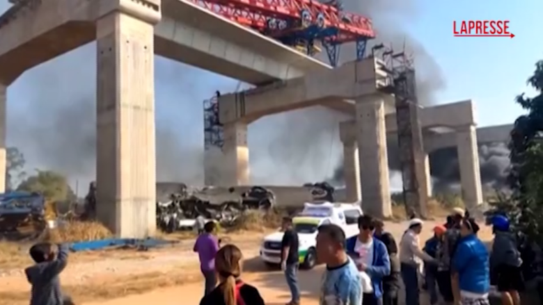 Thailandia, le immagini successive al crollo della gru: i primi feriti tra i rottami