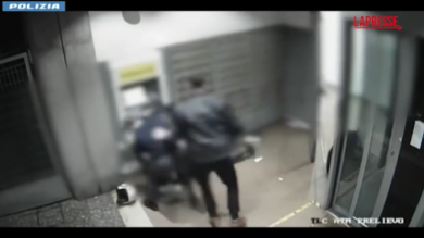 Catania, tentano di portare via i cassetti del bancomat: bloccati dagli agenti