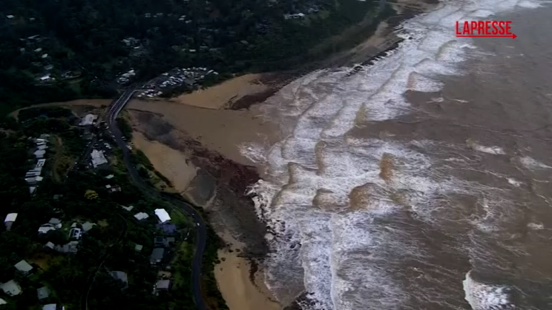 Australia, forti temporali nello Stato di Victoria: auto trascinate in mare