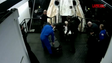 Usa, gli astronauti della missione Crew-11 escono dalla capsula dopo il rientro per problemi di salute