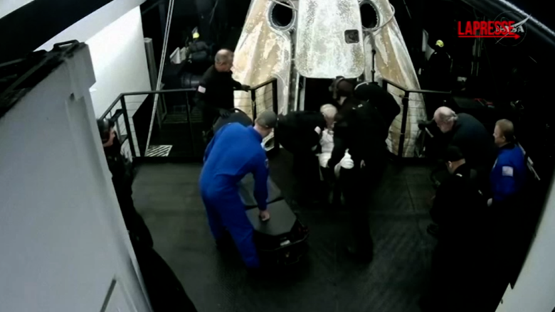 Usa, gli astronauti della missione Crew-11 escono dalla capsula dopo il rientro per problemi di salute