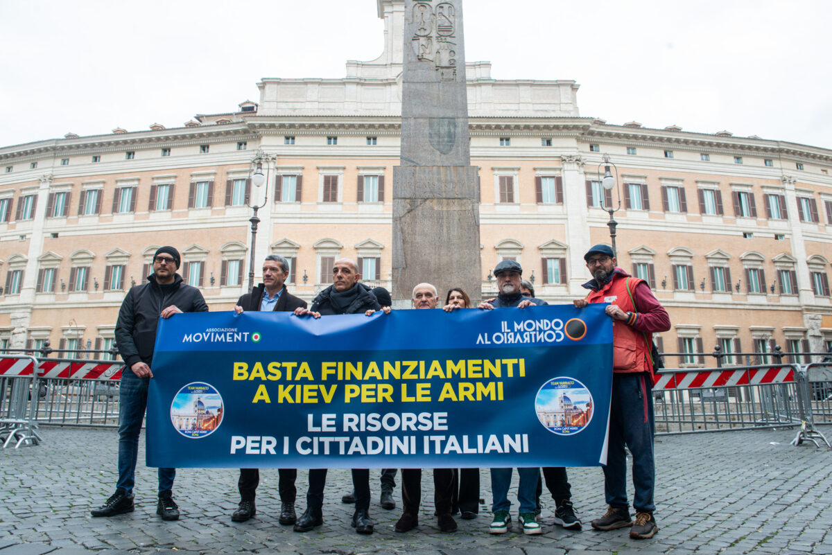 Ucraina, flash mob del Team Vannacci: “Basta finanziamenti a Kiev per le armi”