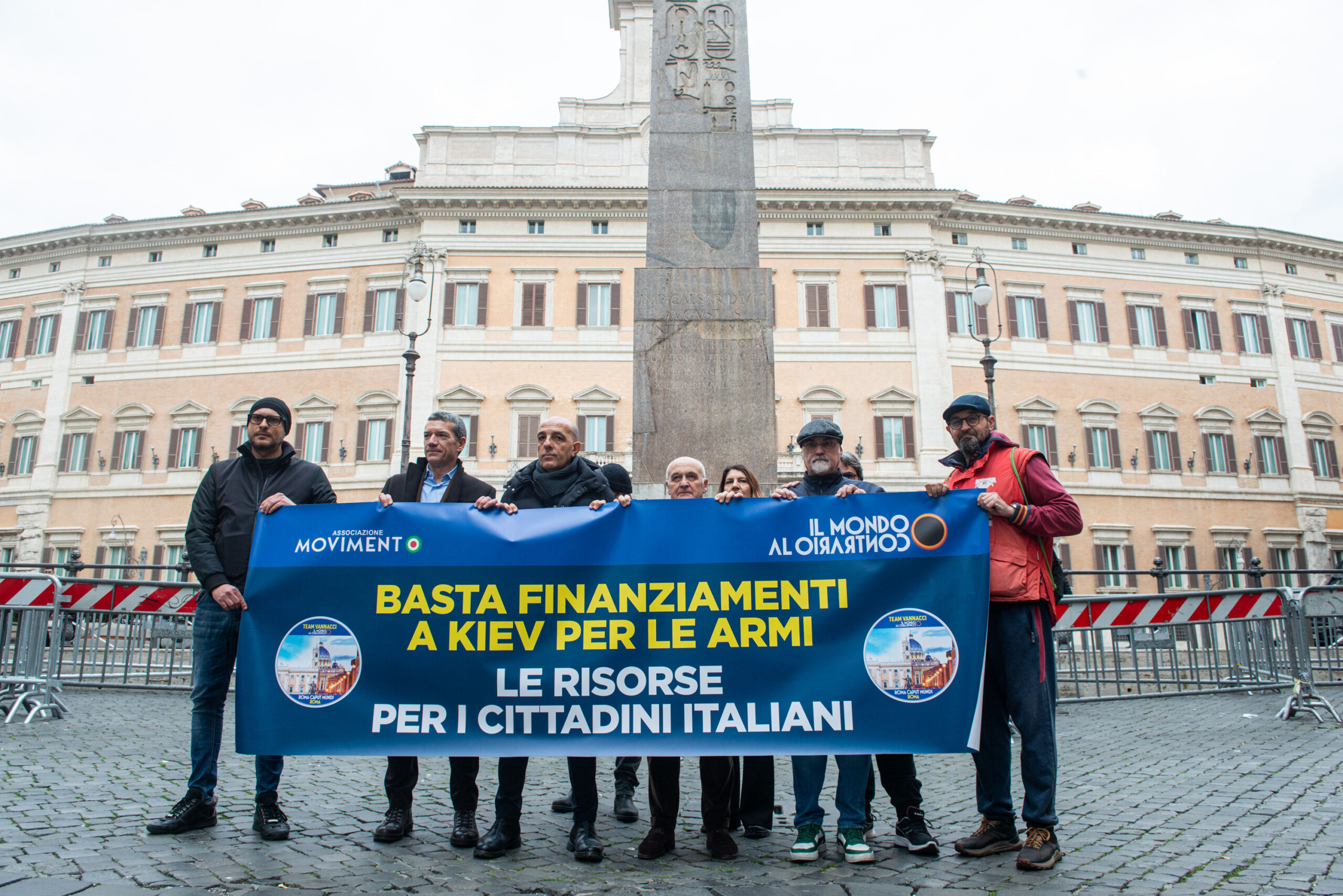 Ucraina, flash mob del Team Vannacci: “Basta finanziamenti a Kiev per le armi”