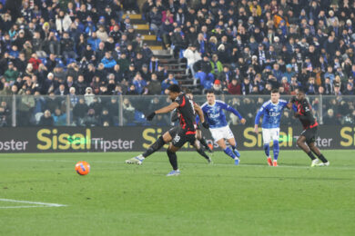 Como-Milan 1-3, doppietta di Rabiot e rossoneri a -3 dall’Inter