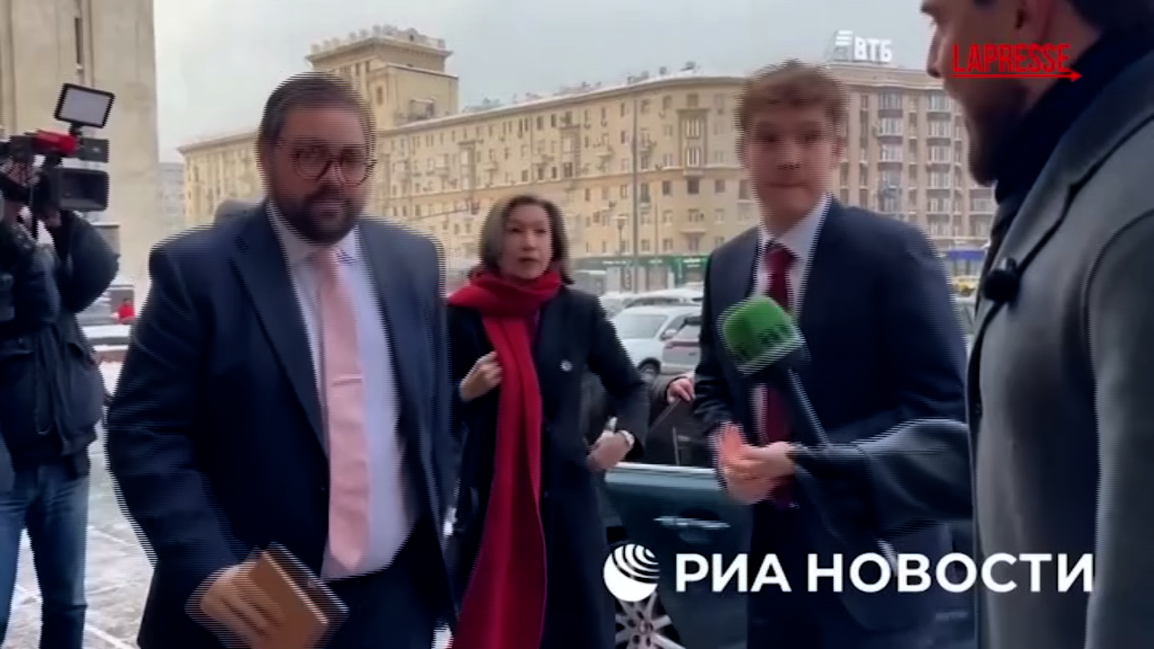 russia manifestanti contro un diplomatico britannico espulso per spionaggio la gran bretagna 232 uno stato terrorista da Lapresse.it russia manifestanti contro un diplomatico britannico espulso per spionaggio la gran bretagna 232 uno stato terrorista