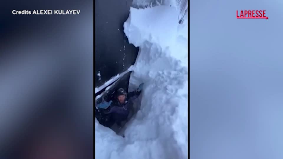 Russia, Kamchatka sepolta sotto la neve: arriva fino ai tetti