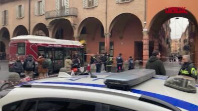 Bologna, autobus si scontra con una colonna in piazza Verdi: la scena dell'incidente