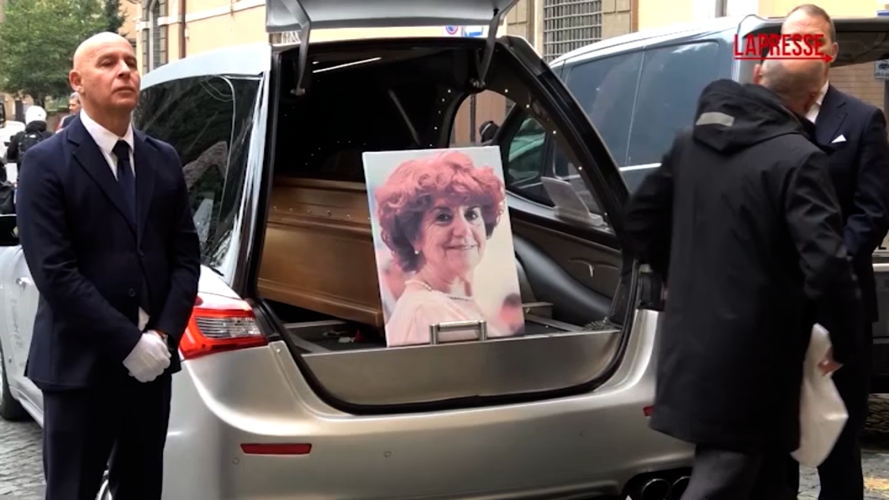 Valeria Fedeli, il sindaco di Roma Gualtieri accoglie il feretro in Campidoglio