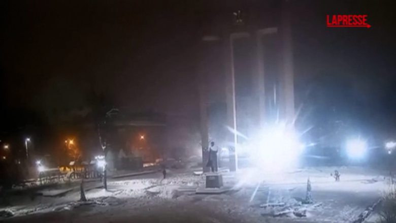 Ucraina, drone colpisce un parco giochi a Leopoli: il video dello schianto