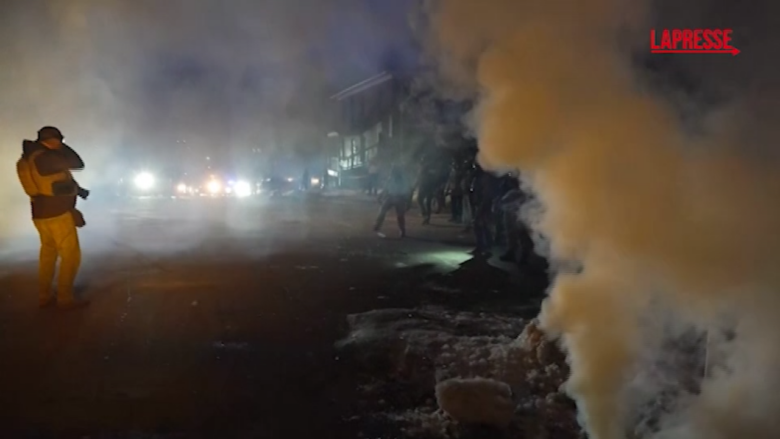 Minneapolis, agenti federali disperdono la folla con gas lacrimogeni