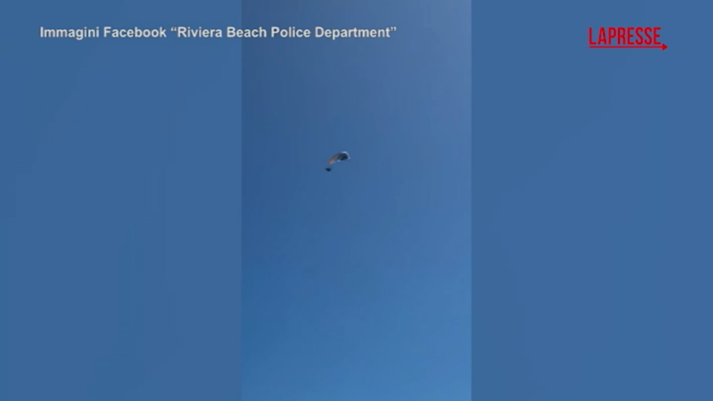 Florida, parapendista precipita e si schianta in mare: le terribili immagini della caduta