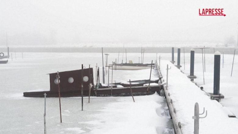Ungheria, il lago Velence è completamente ghiacciato: è la prima volta in 10 anni