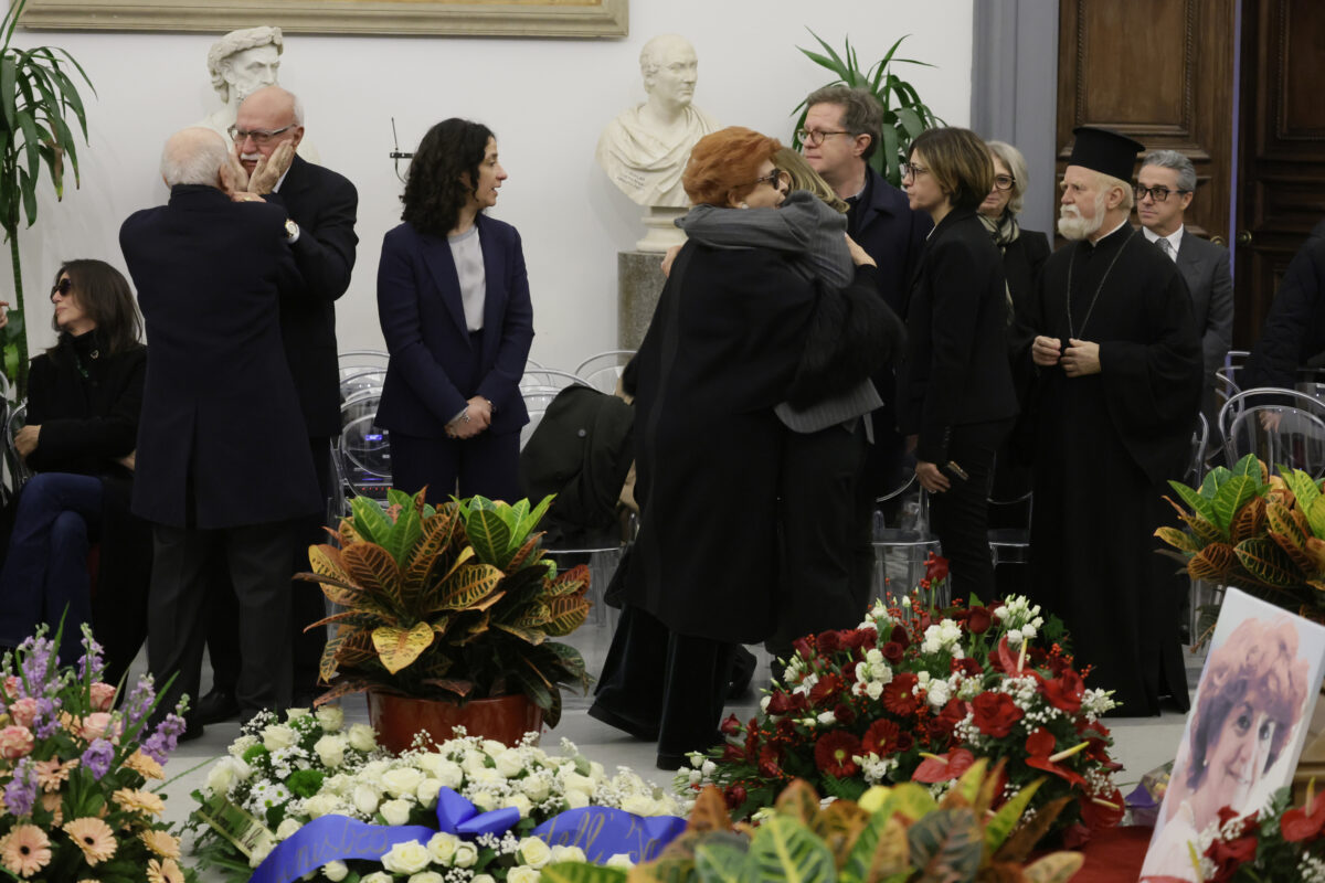 Galleria foto 'Valeria Fedeli, da Schlein a Bertinotti: i politici alla camera ardente dell’ex ministra – FOTO' - foto 10