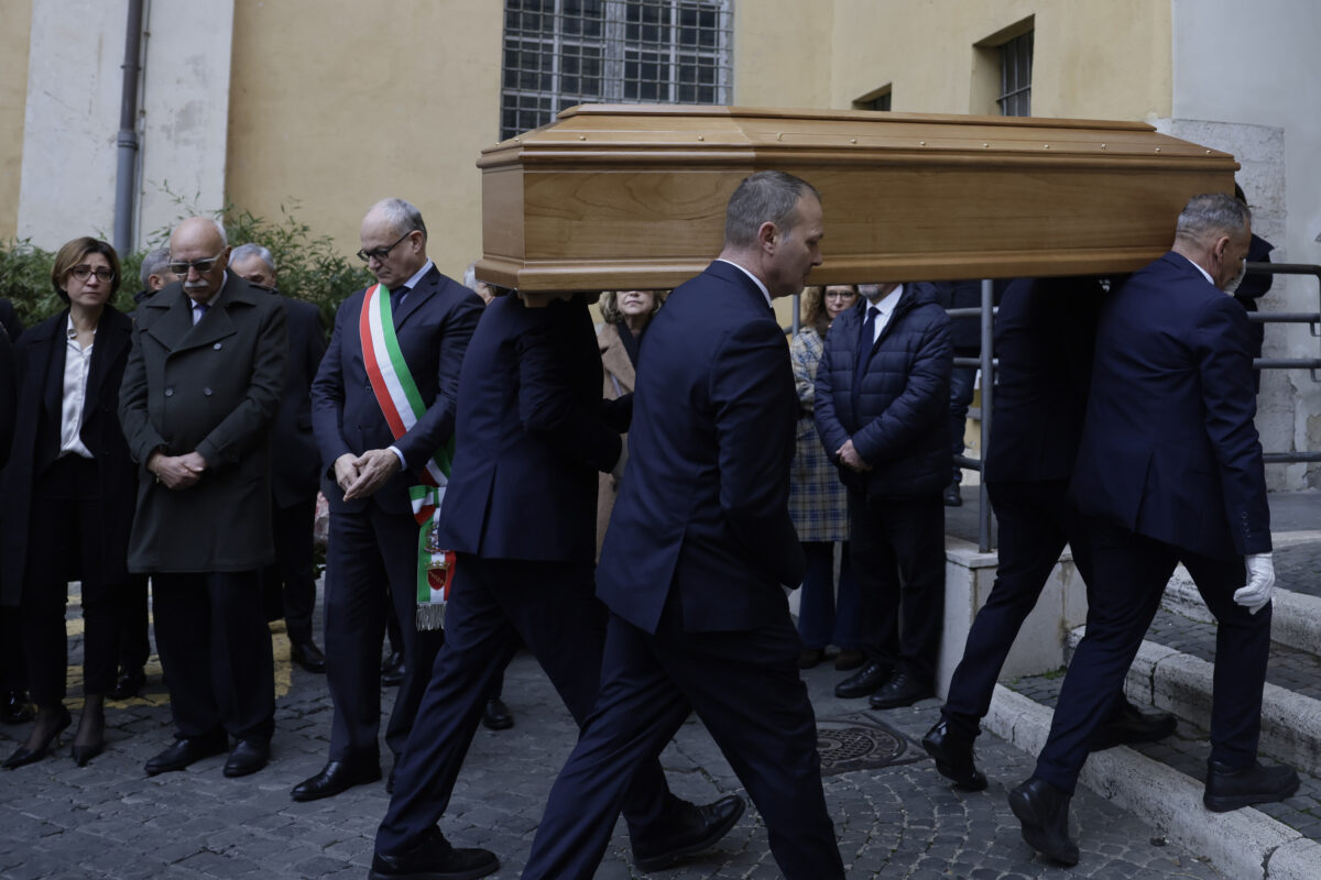 Galleria foto 'Valeria Fedeli, da Schlein a Bertinotti: i politici alla camera ardente dell’ex ministra – FOTO' - foto 4