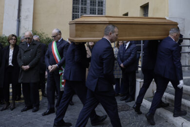 Camera Ardente di Valeria Fedeli in Campidoglio . il marito Achille Passoni con il sindaco di Roma Roberto Gualtieri durante l'arrivo del feretro Roma15 Gennaio 2026 - (foto di Cecilia Fabiano/ LaPresse)