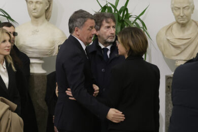 Camera Ardente di Valeria Fedeli in Campidoglio. Matteo Renzi e Dario Franceschini con una delle figlie (foto di Cecilia Fabiano/ LaPresse)