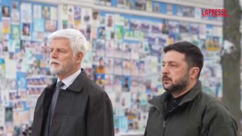 Ucraina, Zelensky e il presidente ceco Pavel rendono omaggio ai soldati caduti