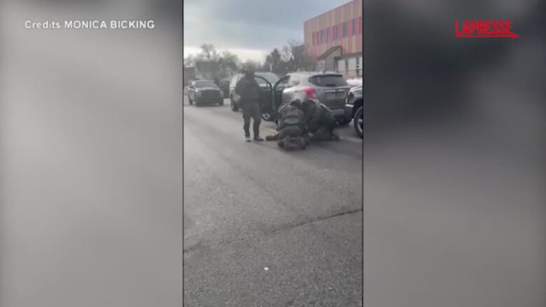 Minneapolis, video mostra agenti dell’ICE colpire un uomo al volto con ginocchiate