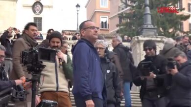 Sanremo 2026, Carlo Conti tra i romani a Trinità dei Monti per cantare i classici del Festival