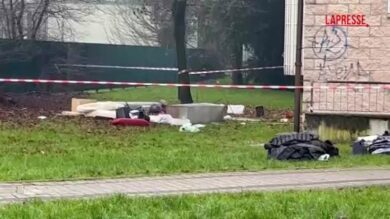 Milano, 70enne ucciso con una coltellata a Rozzano: i carabinieri sul luogo dell'omicidio