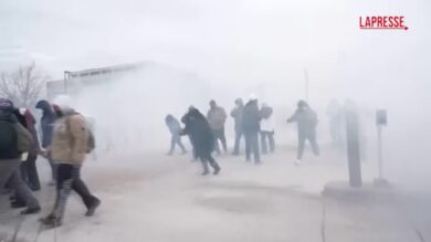 Minneapolis, scontri con l’ICE: gas lacrimogeni e spray al peperoncino contro manifestanti
