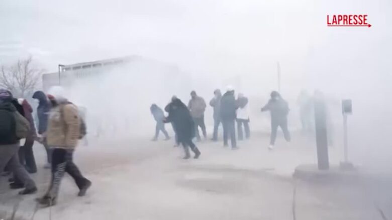 Minneapolis, scontri con l’ICE: gas lacrimogeni e spray al peperoncino contro manifestanti