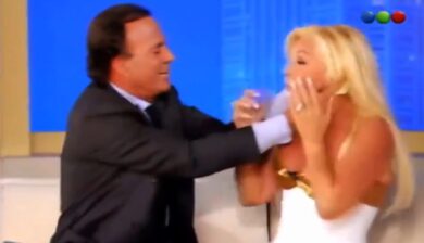 Julio Iglesias e le accuse di molestie: virale un video che mostra un bacio forzato a una conduttrice tv