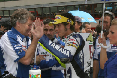 Valentino Rossi denuncia la compagna del padre Graziano: “Ha preso 200mila euro dal suo conto”