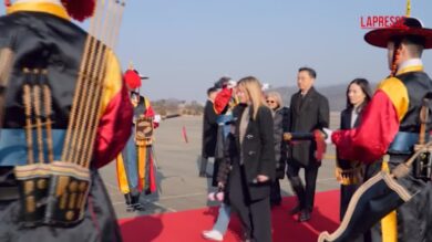 Italia-Sud Corea, l'arrivo di Meloni a Seul: in agenda bilaterale con presidente Lee