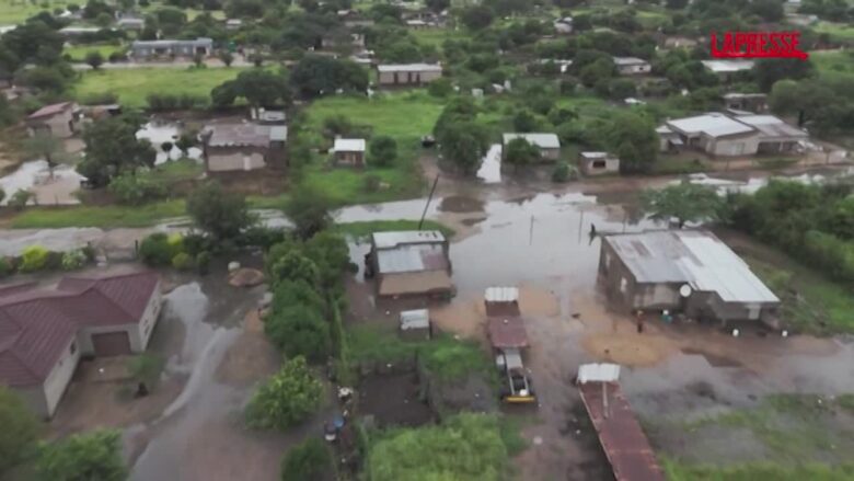 Sudafrica, piogge torrenziali e allagamenti nel Paese: le immagini dall'alto