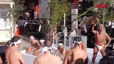 Tokyo, il bagno nell'acqua ghiacciata per 'purificarsi'