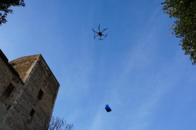Drone con defribillatore batte ambulanza, il test di volo